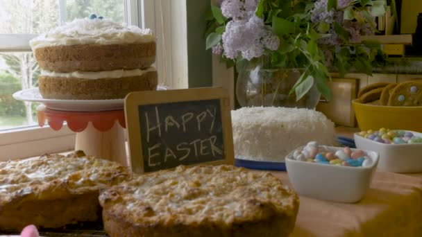 Easter desserts and a sign that says Happy Easter on a chalk board — Stock Video