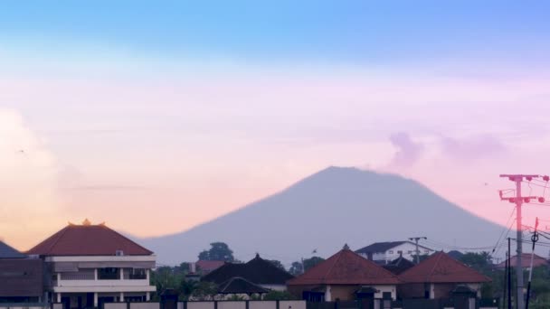 Upływ czasu od Mount Agung wypływa popiół i dym z wulkanu w Bali — Wideo stockowe
