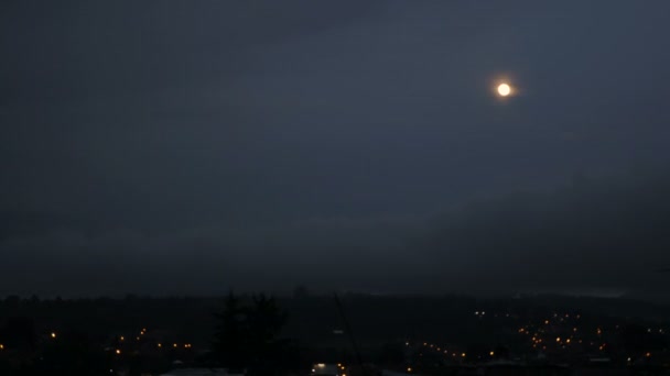 Время восхода луны истекает с быстрым движением облаков — стоковое видео