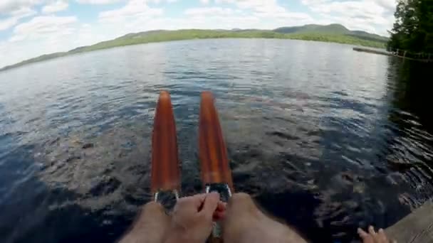 Point de vue d'un homme portant des skis nautiques en bois avec ses pieds dans un lac — Video