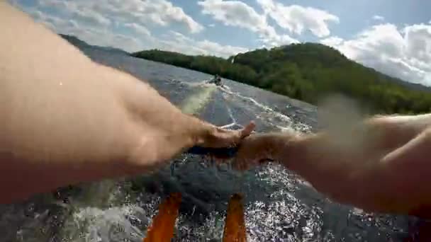 POV από μια ισχυρή Αθλητικός άνδρας θαλάσσιο σκι στη λίμνη, με ξύλινο σκι το νερό — Αρχείο Βίντεο