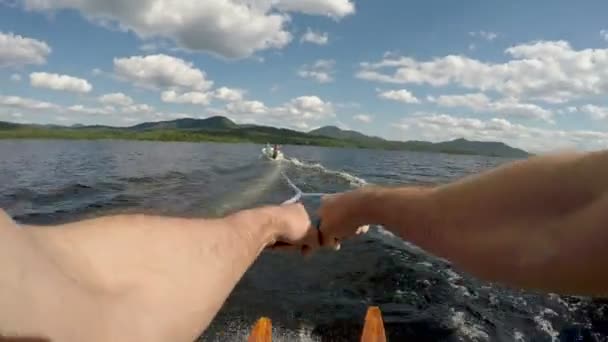 POV ενός υγιούς χωρέσει ανθρώπου θαλάσσιο σκι σε μια παρθένα ορεινή λίμνη — Αρχείο Βίντεο
