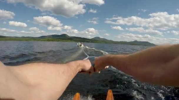 POV d'un homme en bonne santé ski nautique sur un lac de montagne immaculé — Video