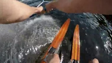 Su kayağı bitirme ve çekme halatı salıverme bir insanın POV