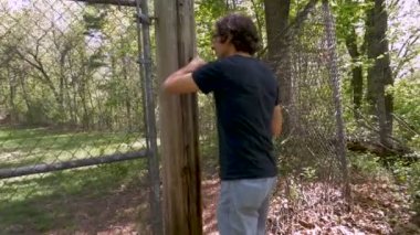 Geniş bir adamın bir zincirleme kırarak kapalı alanı ve ormana doğru sürünen