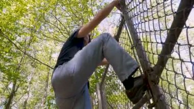 Dikkatle üzerinde özel mülkiyet içine kırarak chainlink çit tırmanma dostum