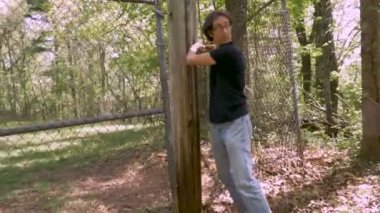 Suçlu bir zincir bağlantı çit giderek özel mülkiyet içine tatili