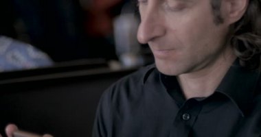 Yakışıklı adam akıllı telefonuna bildirimleri swiping