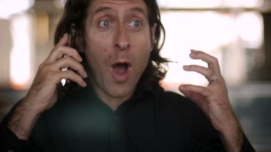 İyi haber kutlama ile cep telefonuna şaşırmış mutlu adam