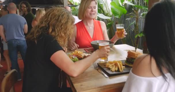 Multi nők ujjongott a faji csoportja egy zsúfolt étteremben, vagy bárban italok — Stock videók
