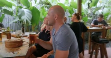 Sosyalleşme ve bir barda konuşurken insanların büyük grup pub