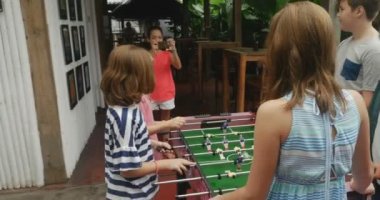 Fotoğraf veya video langırt oynamayı arkadaşları alarak genç multi etnik kız