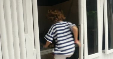 Sağlıklı çocuk bir odaya çalışan grup genç heyecanlı
