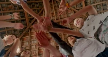 Erkek ve kız ellerini bir tezahürat yapıyor ortasında yerleştirerek farklı grup