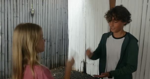 Um menino e uma menina jogar pedra tesoura de papel um jogo de azar — Vídeo de Stock