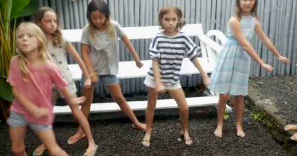 Různorodá skupina mladých dívek, naučit se tančit spolu — Stock video