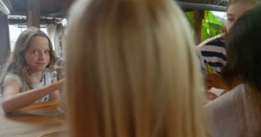 Genç kızların kek ve dondurma yemek farklı bir grup etrafında kamera daireler