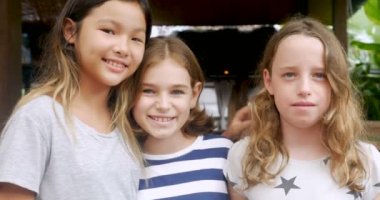 Çeşitli grup gülümseyen ve kameraya bakarak üç genç kız portresi