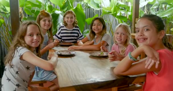 Grupo de jóvenes multiétnicas sentadas en una mesa con los pulgares arriba — Vídeo de stock