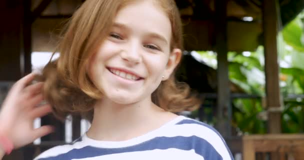 Portrait of a beautiful young happy confident 11 - 12 year old girl smiling — Stock Video