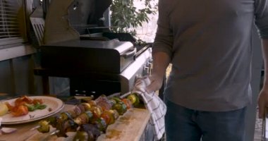 Sağlıklı yaşlı komuta sizde kaldırma barbekü gelen sebze kebap yemek