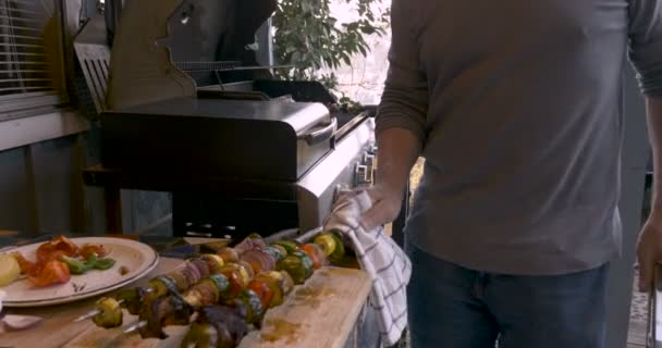 Idoso saudável homem sênior removendo kebabs vegetais cozidos do churrasco — Vídeo de Stock