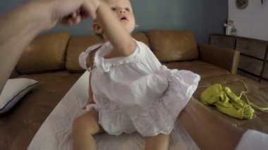 Beyaz bir elbise genç bebek toddler kızı koyarak babalık POV