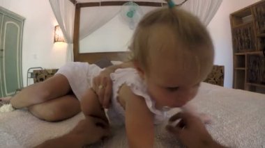 Bir bebek toddler kızın babası annesi uzak doğru sürünerek POV