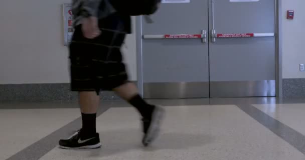 Zeitraffer von Menschen, die mit ihrem Gepäck auf einem Flughafen hin und her laufen — Stockvideo