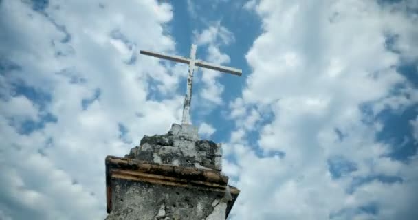 El lapso de tiempo de las nubes y la antigua cruz contra un cielo azul — Vídeo de stock