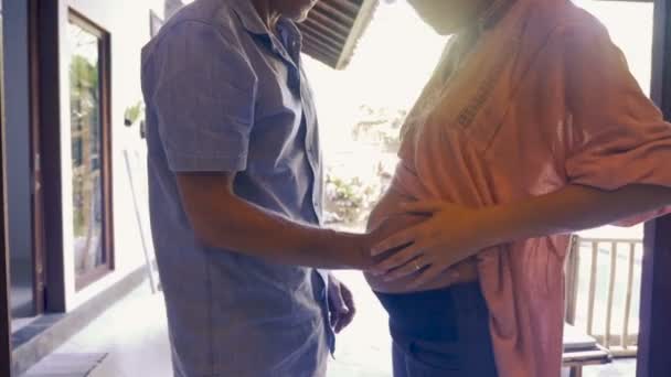 Muž s rukou na břicho těhotné ženy v pomalém pohybu — Stock video