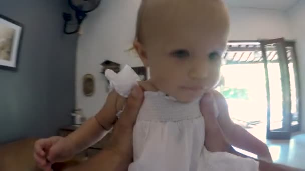 POV van een uitvoering van zijn jonge dochter voor één jaar oude baby vader — Stockvideo