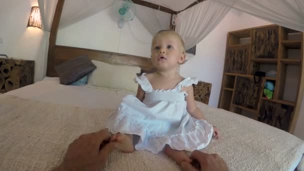 Man kittlande och leker med en baby flickor fötter medan hon skrattar - Pov — Stockvideo