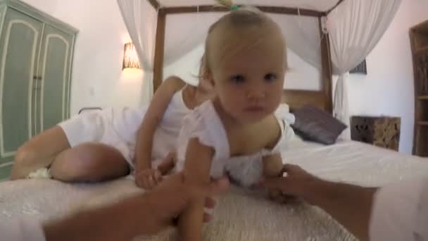 POV van een schattig babymeisje kruipen naar haar vader en wijzen — Stockvideo