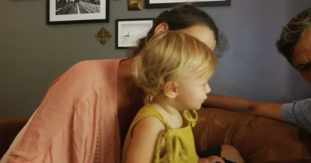 Mor och far leker med träklossar med sin bedårande ung baby — Stockvideo