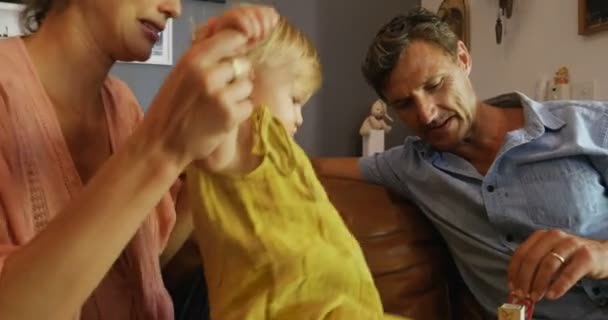 Δύο οι γονείς περνούν χρόνο παίζοντας με τους το ενός έτους μωρό — Αρχείο Βίντεο