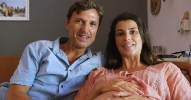 Zwangere paar met een nieuwe baby onderweg afscheid op een video-oproep — Stockvideo
