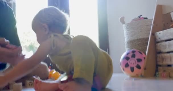 Authentischer Moment mit einem Baby, das näher an seinen Vater herankrabbelt — Stockvideo