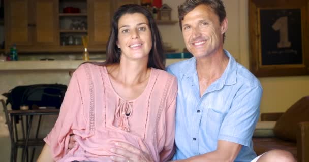 Portrait d'un homme et d'une femme attendant un nouveau bébé dans leur vie souriant — Video