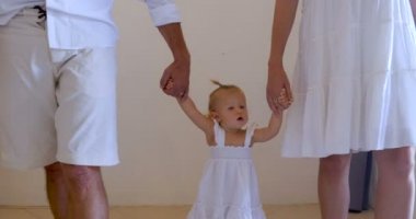 Annem ve babam onların genç toddler bebek yürüme yardım