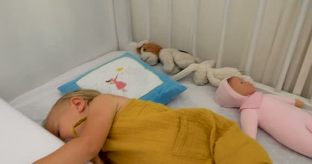 Mladí kojenecká baby probuzení z nap v kolébce — Stock video