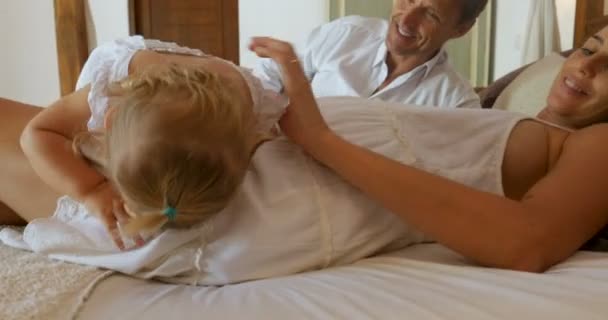 Familie mit neuem Baby unterwegs und beobachtet ihr kleines Mädchen, wie es auf ihre Mutter krabbelt — Stockvideo