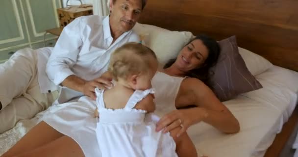 Padre e hija sintiendo la barriga embarazada de una madre juntos — Vídeos de Stock