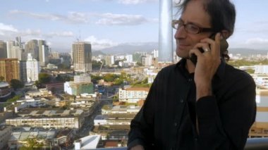 Yenilikçi bir büyüyen metropol bakan bir telefonda konuşurken bir at kuyruğu ile