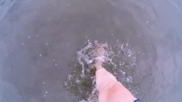 POV di una donna con le unghie dei piedi dipinte che camminano attraverso l'acqua profonda della caviglia — Video Stock