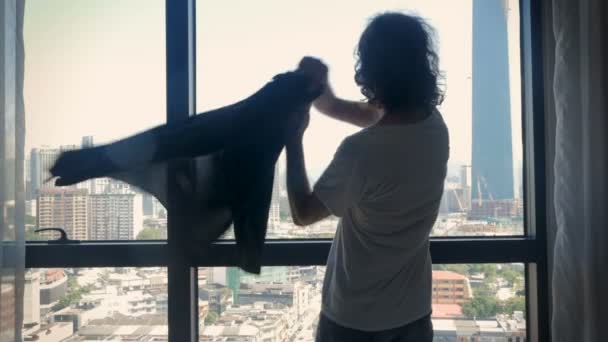 Hombre mirando a una ciudad urbana moderna poniéndose su camisa de negocios — Vídeos de Stock