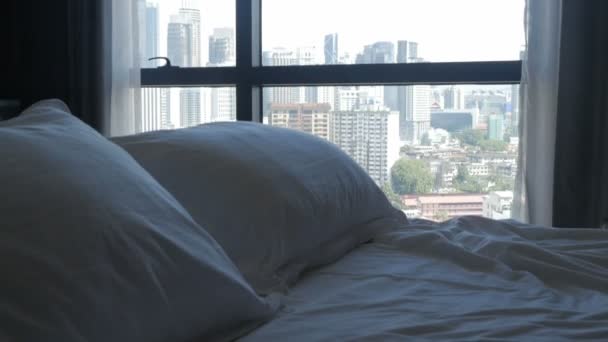 Vista desde un dormitorio con vistas a una ciudad urbana moderna con rascacielos — Vídeos de Stock