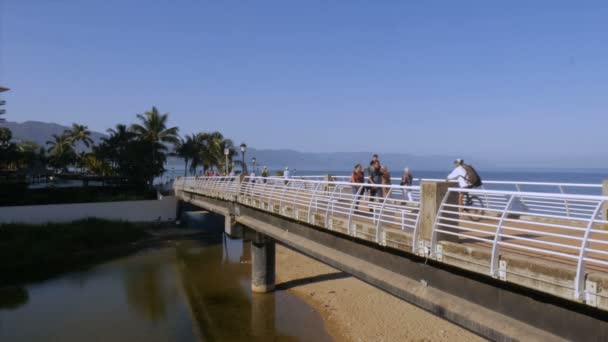 Туристы, идущие по мосту Рио-Куале на Малекон — стоковое видео