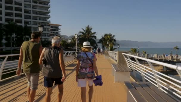 Turisti che camminano sul ponte Rio Cuale sul Malecon a Puerto Vallarta — Video Stock