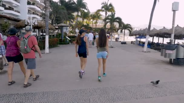Turistas mexicanos e americanos caminhando sobre o Malecon em Puerto Vallarta, México — Vídeo de Stock